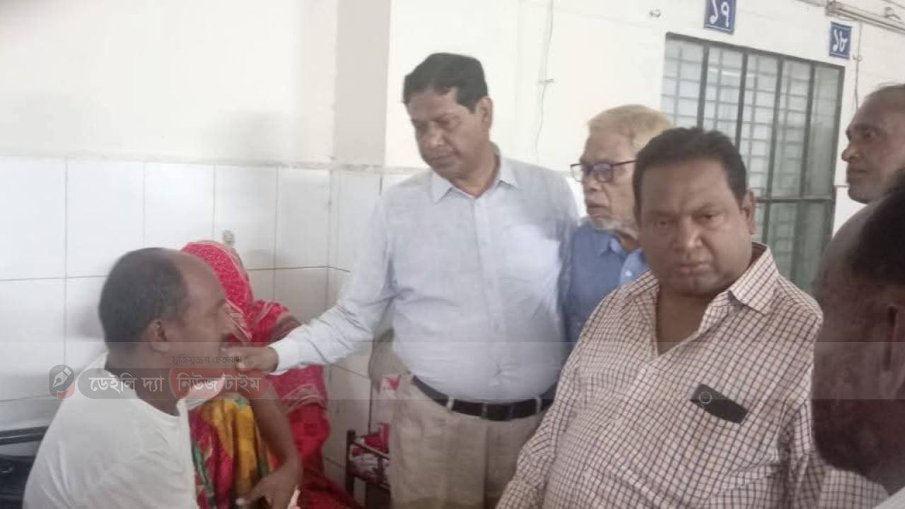 বাঘারপাড়ায় ওয়ার্ড সভাপতি অসুস্থ খোঁজ খবর নিতে দলটির নেতাকর্মীরা 