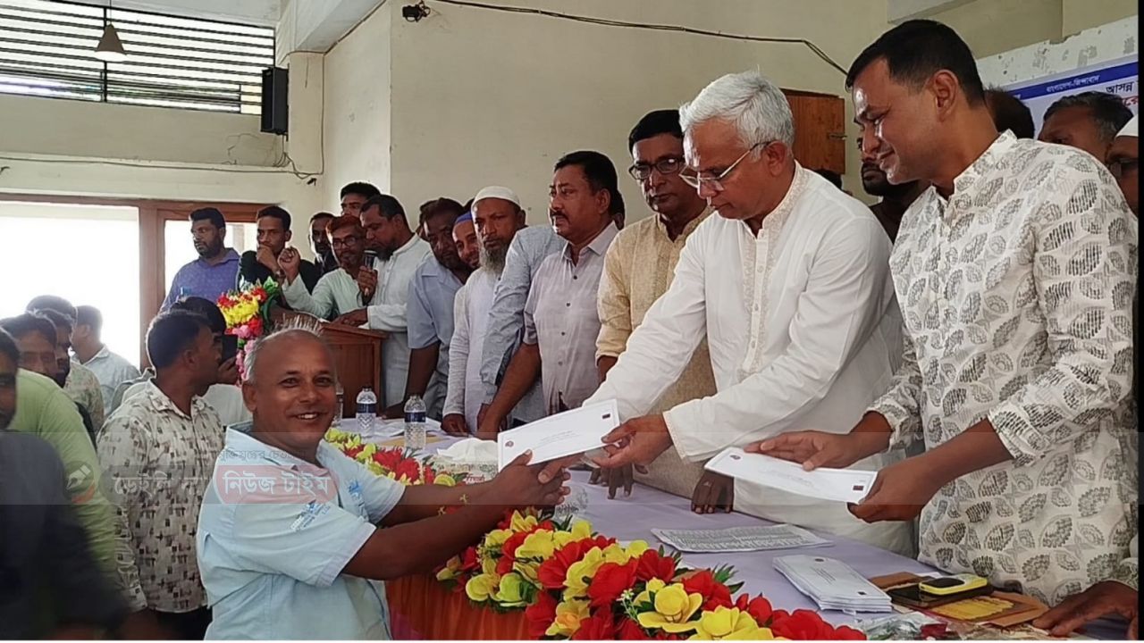 ঘোড়াঘাটে ৩৪ টি পূজা মন্ডপে নগদ অর্থ প্রদান করেন ডা. এ জেড এম জাহিদ হোসেন