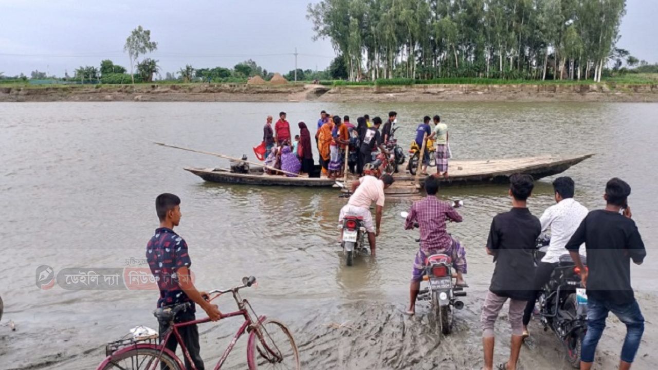 ঝুঁকিপূর্ণ নৌপথে ৪০ গ্রামবাসীর পারাপার, হাজির ঘাটে ব্রিজ দাবি
