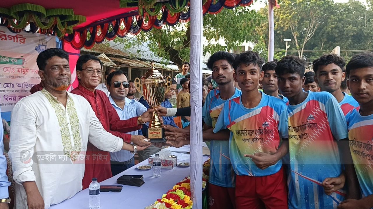 সালথায় গ্রীষ্মকালীন ক্রীড়া প্রতিযোগিতার পুরস্কার বিতরণ