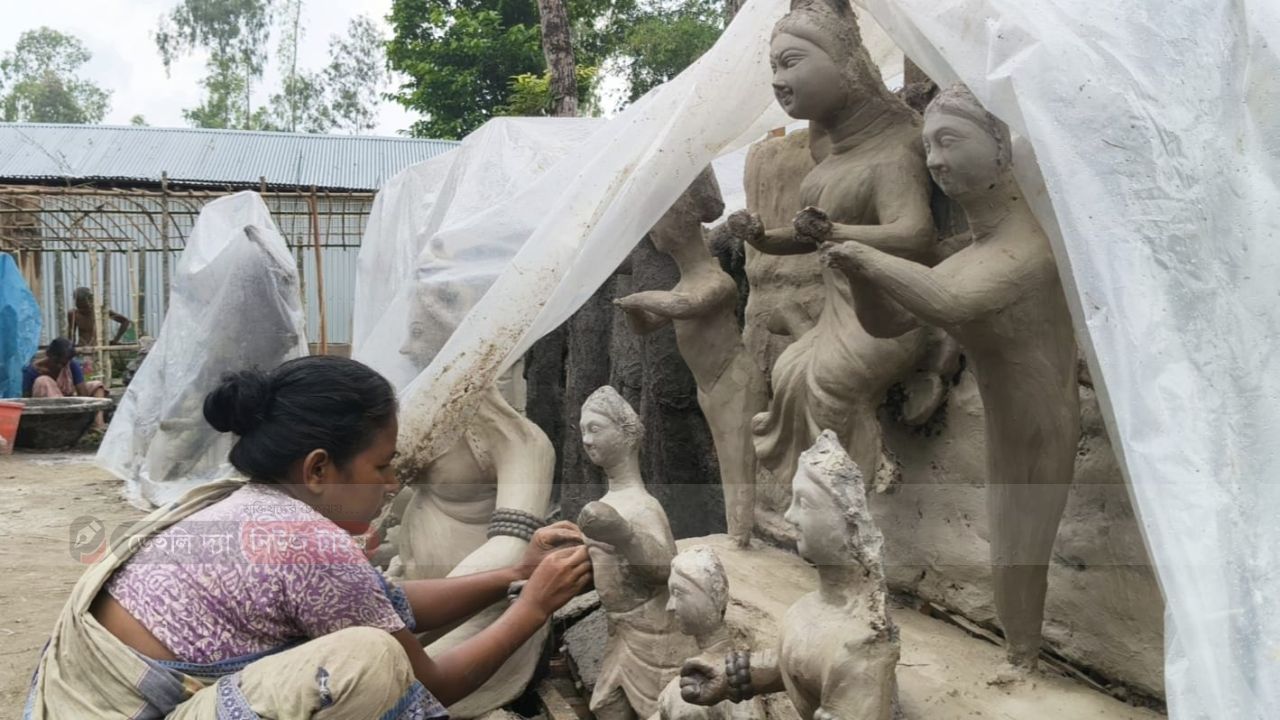 চাপ সামলাতে স্বামীর পাশে দাঁড়িয়ে প্রতিমা গড়ছেন কুড়িগ্রামের নারী শিল্পীরা
