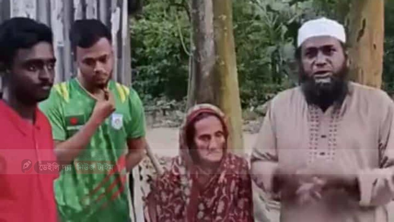 অসহায় বৃদ্ধা রাহিলা বেওয়ার পাশে শিক্ষার্থী ও সচেতন মানুষ
