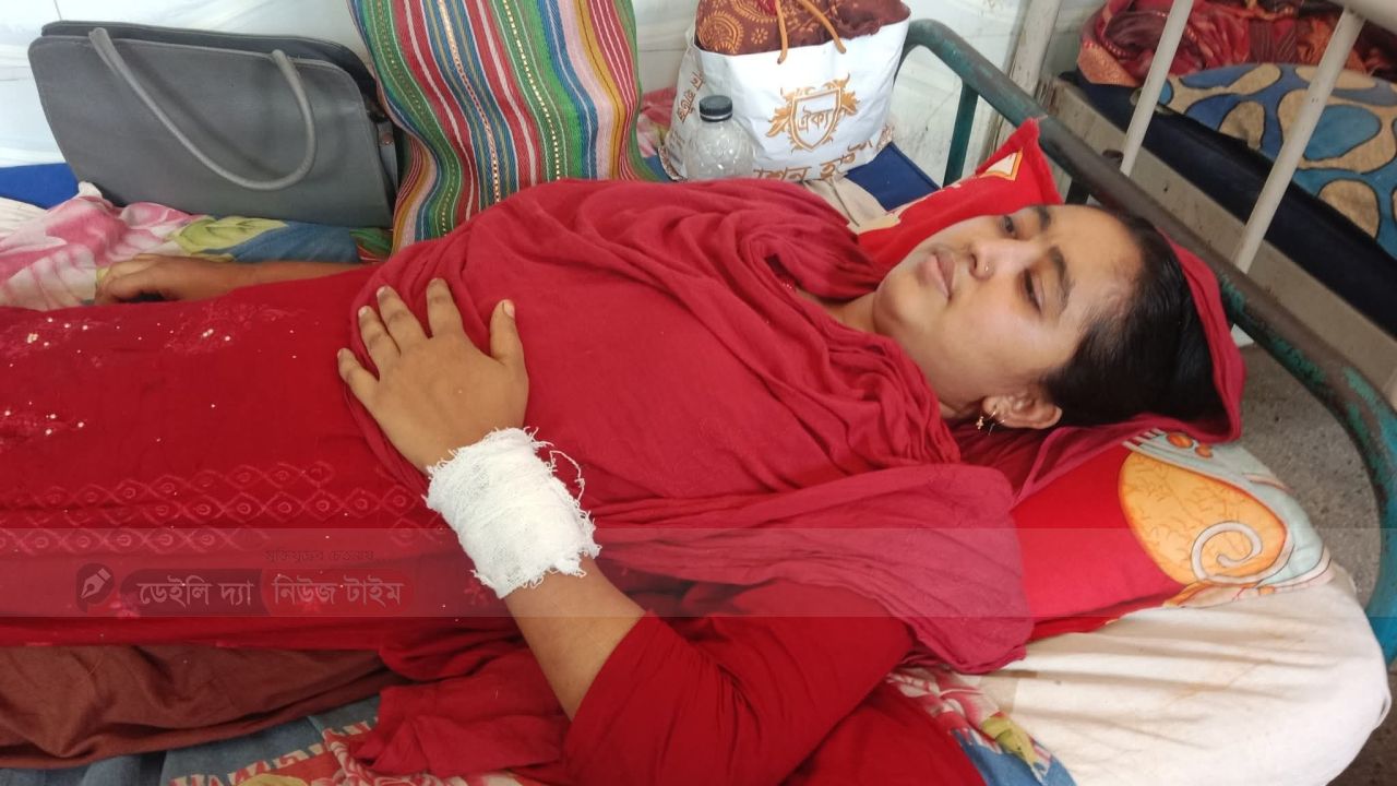 গাইবান্ধার বাদিয়াখালীতে  স্বামীর  পরকিয়ায় বাধা দেওয়ায় শশুর বাড়িতে স্ত্রী সোনিয়া পারভিন কে হত্যার উদ্দেশ্য ছুরির আঘাত, 