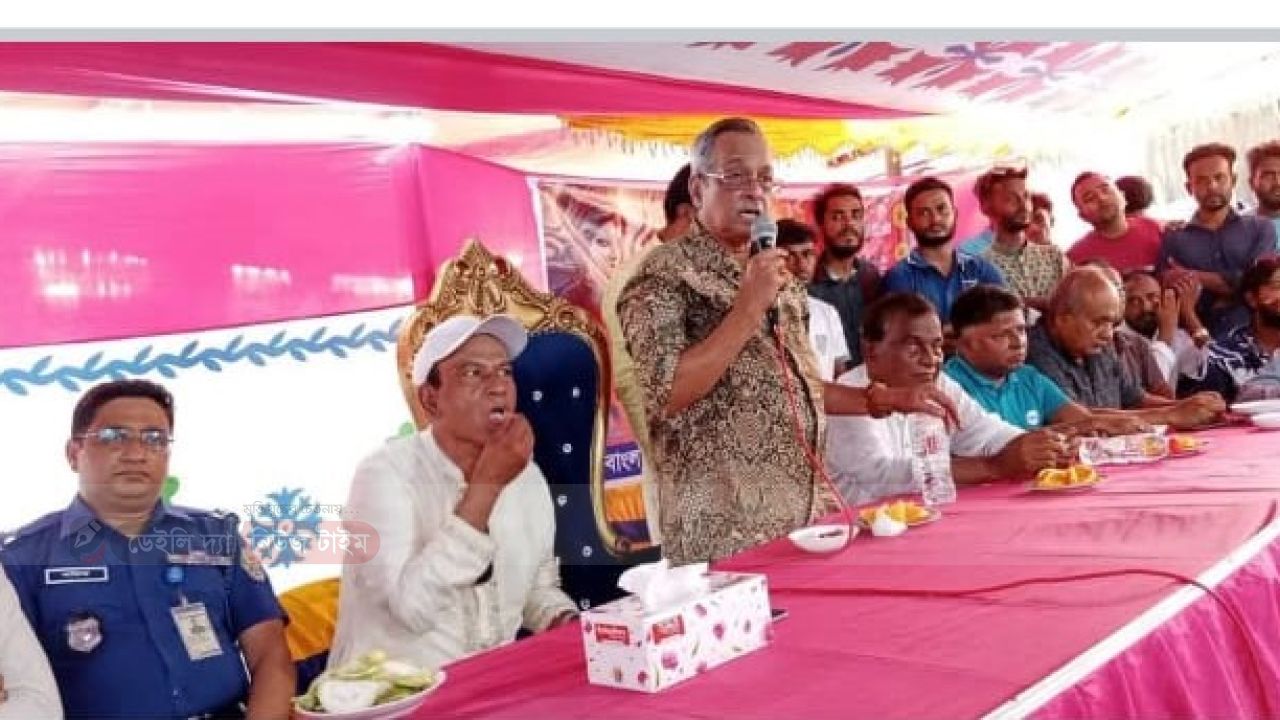 মুলাদী পুরোনো বাজার পুজা মন্ডব প্রদর্শন করেন -বিএনপির ভাইচ চেয়ারম্যান এ্যাডঃ জয়নাল আবেদীন-