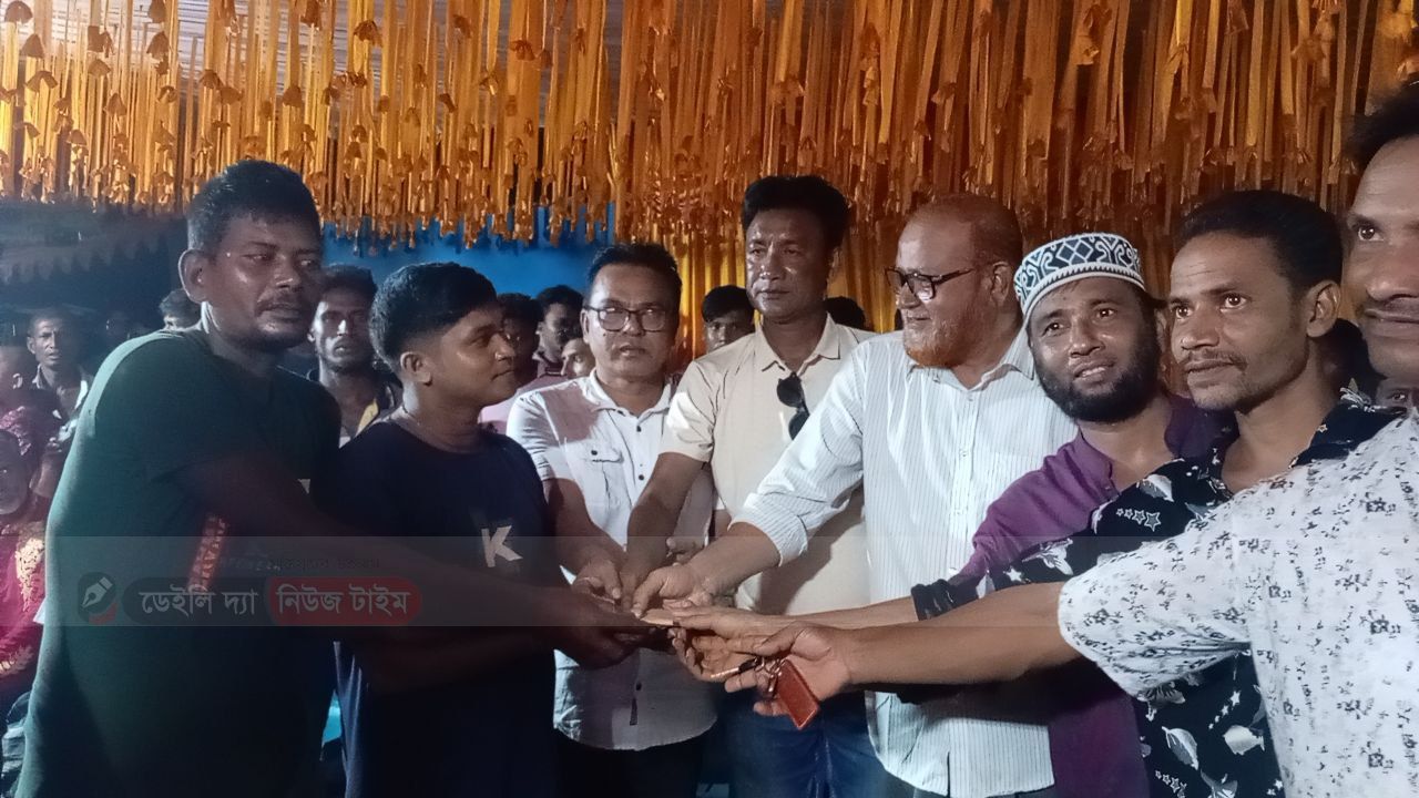 ঘোড়াঘাটে বিএনপি নেতার পূজা মন্দির পরিদর্শন