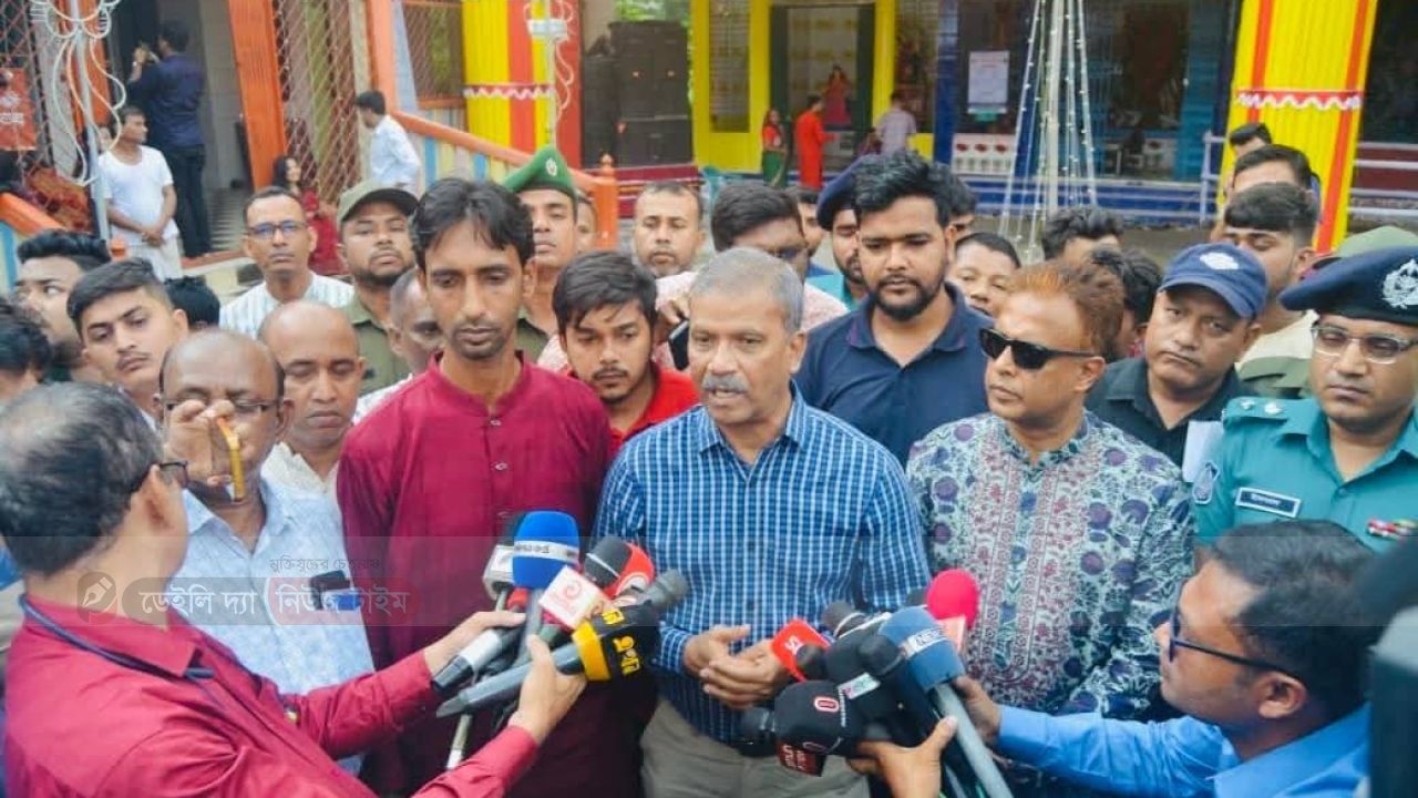 হিন্দু সম্প্রদায়ের সাথে শারদীয় দূর্গা পুজায় পুজা মন্ডব প্রদর্শন করেন  গণপ্রজাতন্ত্রী বাংলাদেশ সরকারের আইন, বিচার ও সংসদ বিষয়ক মন্ত্রণালয় এবং প্রবাসী কল্যাণ ও বৈদেশিক কর্মসংস্থান মন্ত্রণালয়ের দায়িত্বে নিয়োজিত মাননীয় উপদেষ্টা, জনাব ড. আসিফ নজরুল
