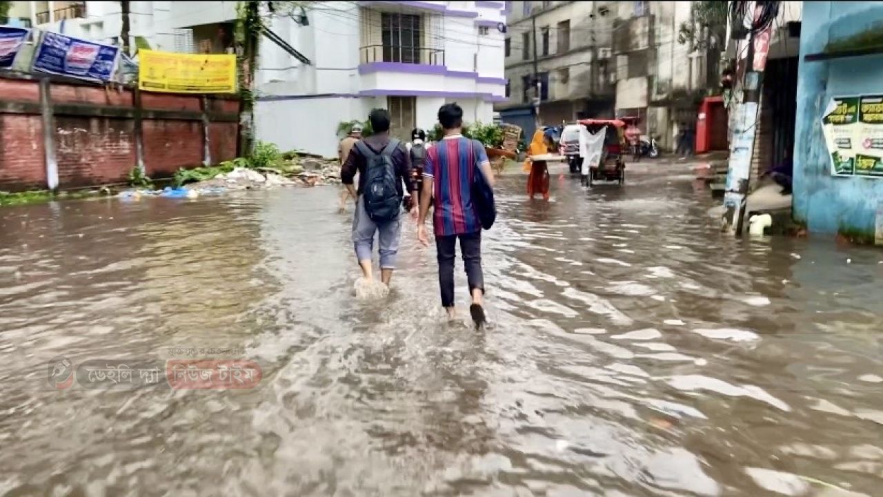 বগুড়ায় টানা বৃষ্টিতে সেউজগাড়ী এলাকায় জলাবদ্ধতা, ভোগান্তিতে সাধারণ মানুষ