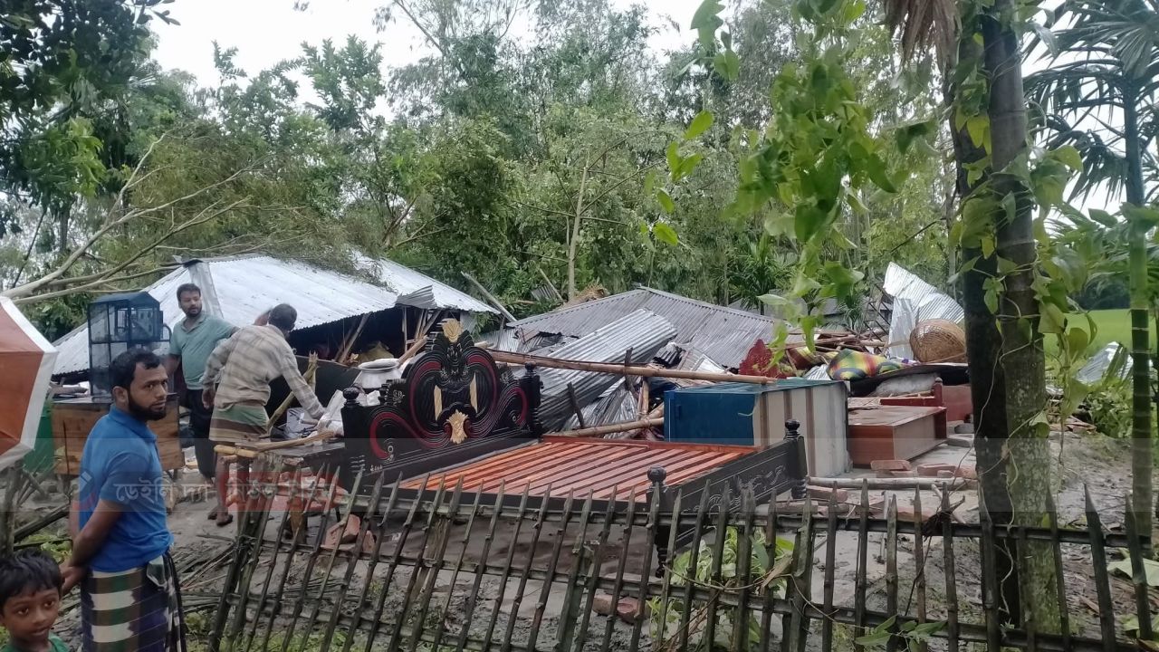 লালমনিরহাটে কালীগঞ্জ,  টর্নেডোর আঘাতে লণ্ডভণ্ড শতাধিক ঘরবাড়ি 