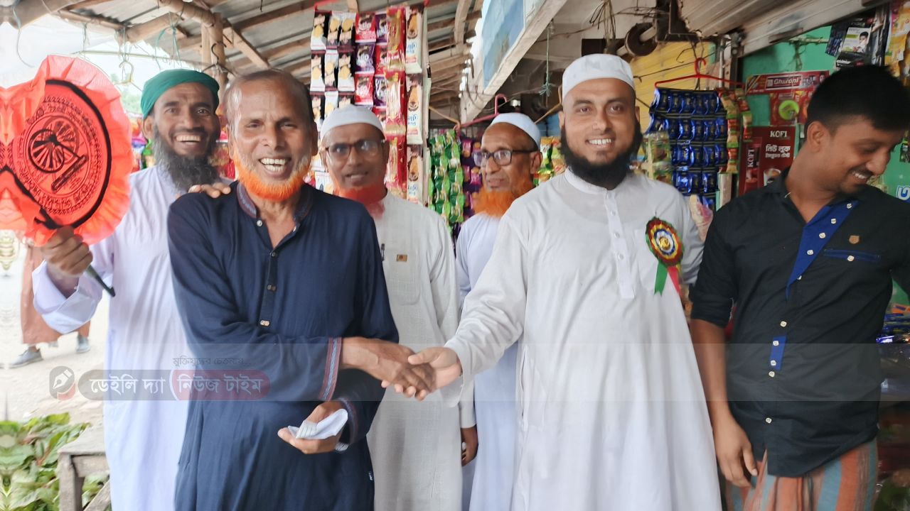 হাতপাখা প্রতীকের জাতীয় সংসদ সদস্য পদপ্রার্থীর রায়পুর বাজারে গণসংযোগ