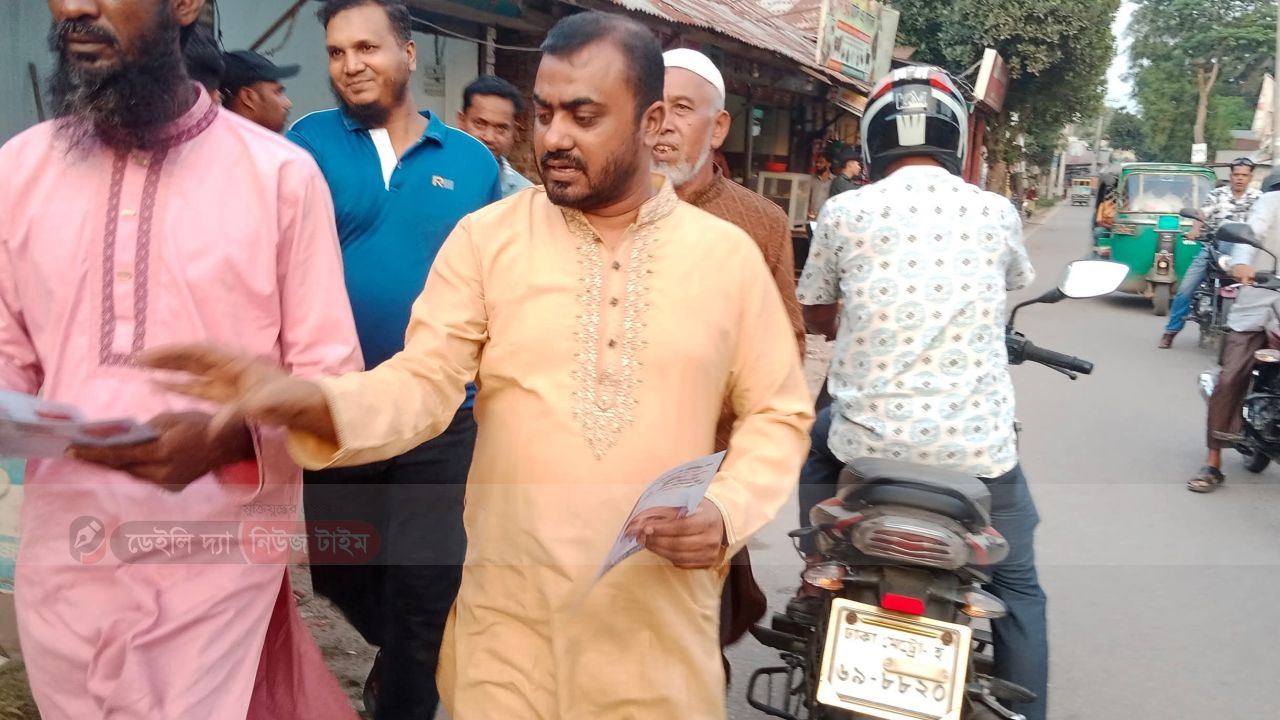 লালমাইয়ে বাগমারা উঃ ইউনিয়নে মনিরুল হক চৌধুরীর সমর্থনে বিএনপির লিফলেট বিতরণ