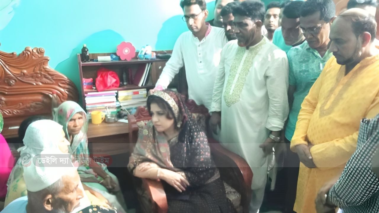 সালথায় সড়ক দুর্ঘটনায় নিহত শিক্ষকের বাড়িতে ছুটে গেলেন শামা ওবায়েদ