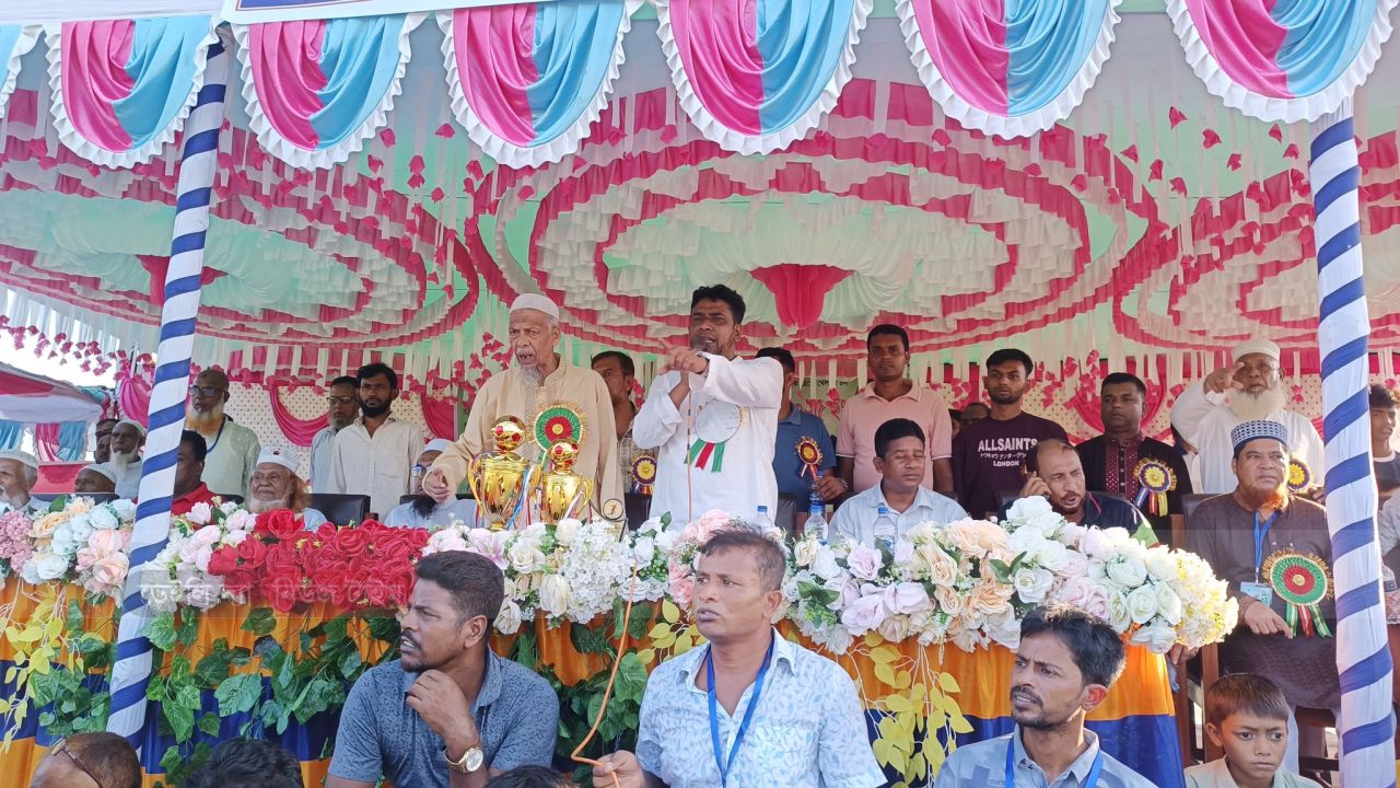সালথায় কেএম ওবায়দুর রহমান স্মৃতি ফুটবল টুর্নামেন্টের উদ্বোধন