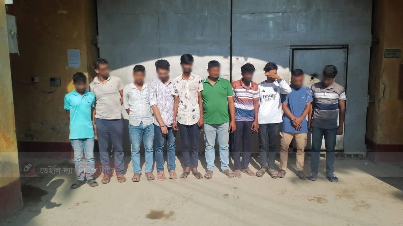 কুমিল্লা মেডিকেল কলেজ হাসপাতালে দালালদের বিরুদ্ধে র&zwj;্যাব-১১ ও জেলা প্রশাসনের যৌথ অভিযান, ১৪ জন আটক