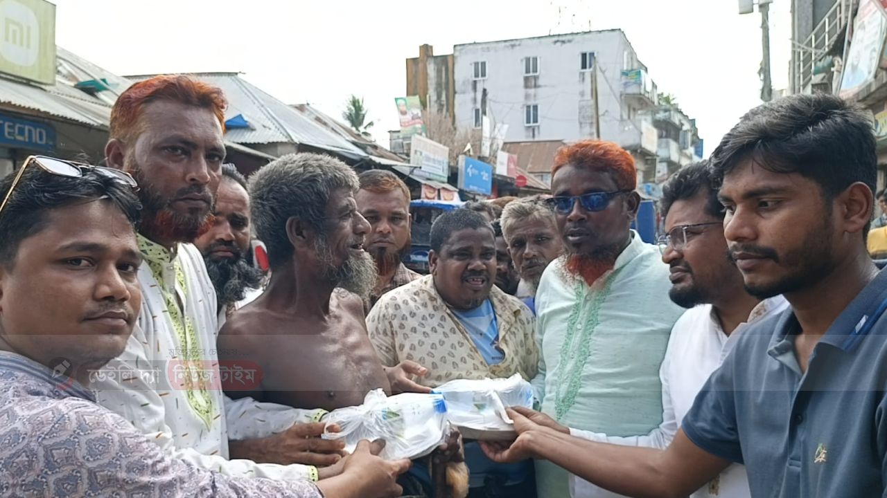 সালথায় যুবদলের ৪৭ তম প্রতিষ্ঠা বার্ষিকী উপলক্ষে পথচারীদের মাঝে খাবার বিতরণ
