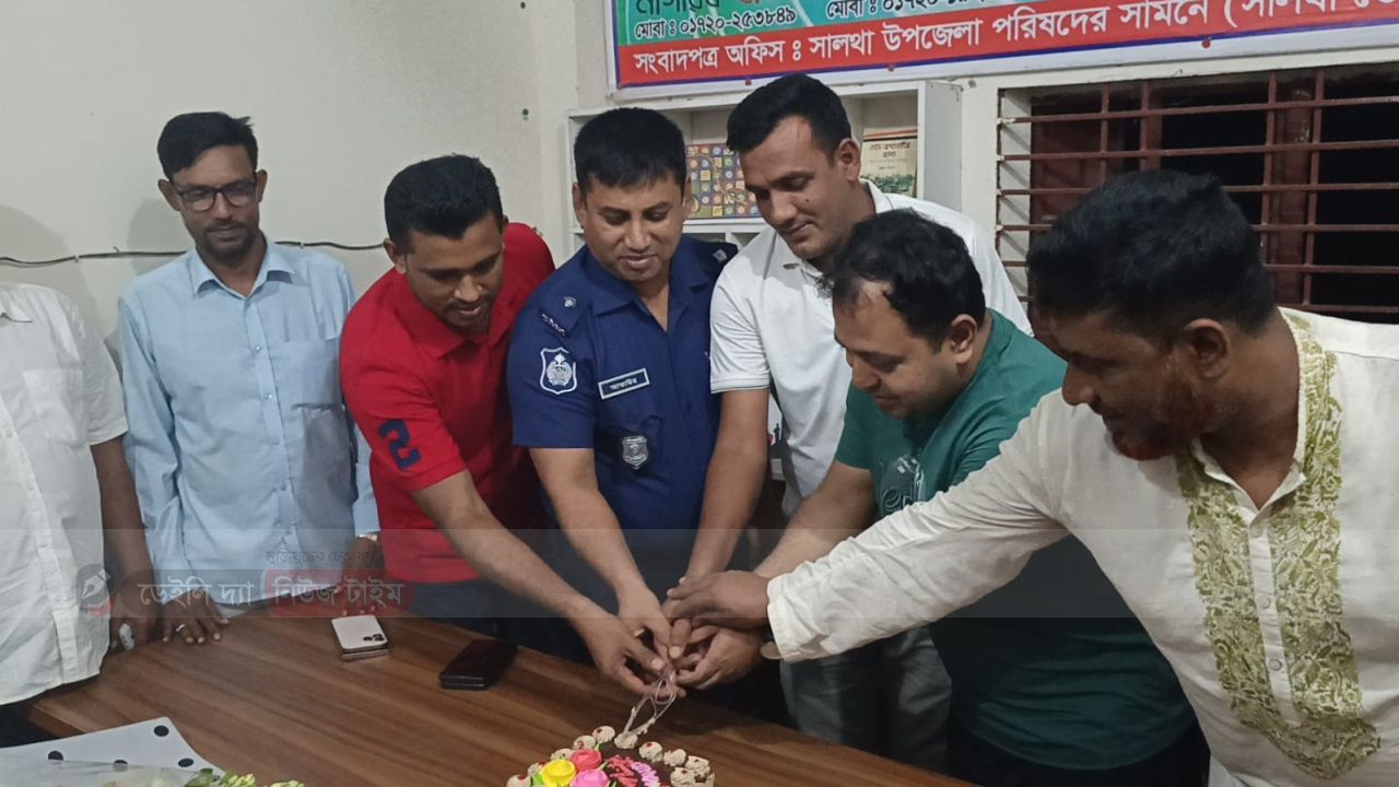 কেক কেটে সালথা প্রেসক্লাবের সভাপতি নুরুল ইসলাম নাহিদের জন্মদিন উদযাপন