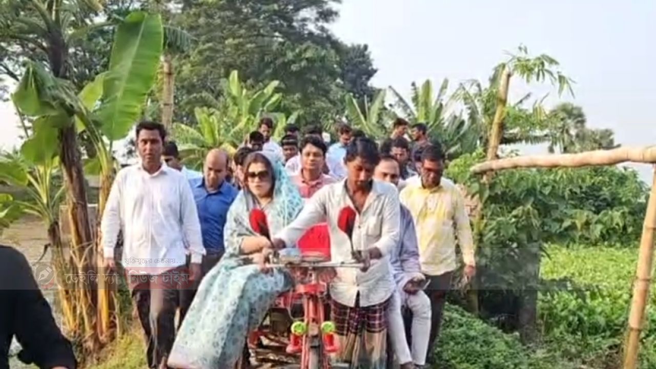 অটোভ্যানে করে নির্বাচনী এলাকা ঘুরে প্রশংসায় ভাসছেন শামা ওবায়েদ