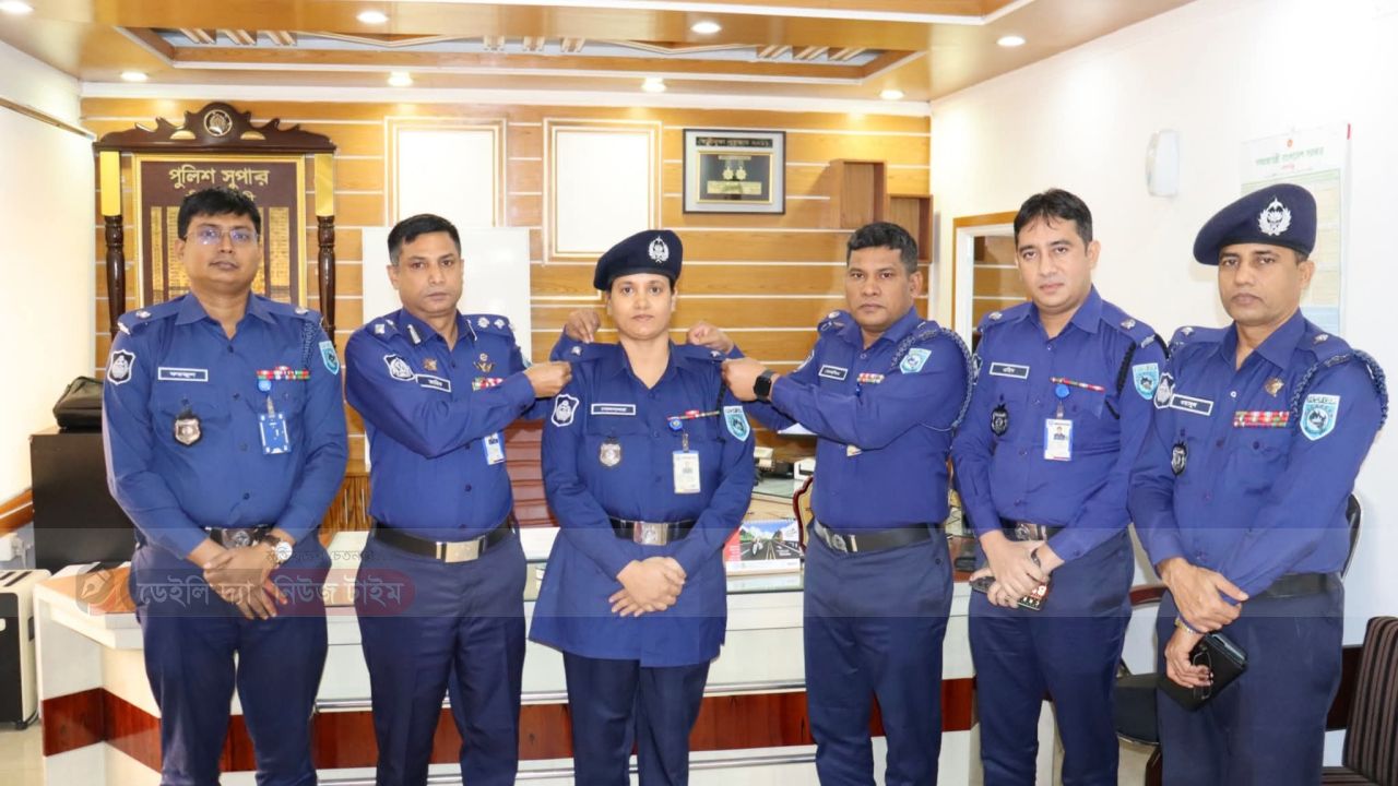পুলিশ সুপার, নীলফামারী মহোদয় কর্তৃক পদোন্নতি প্রাপ্ত পুলিশ কর্মকর্তাকে র&zwnj;্যাংক ব্যাজ পরিধান।