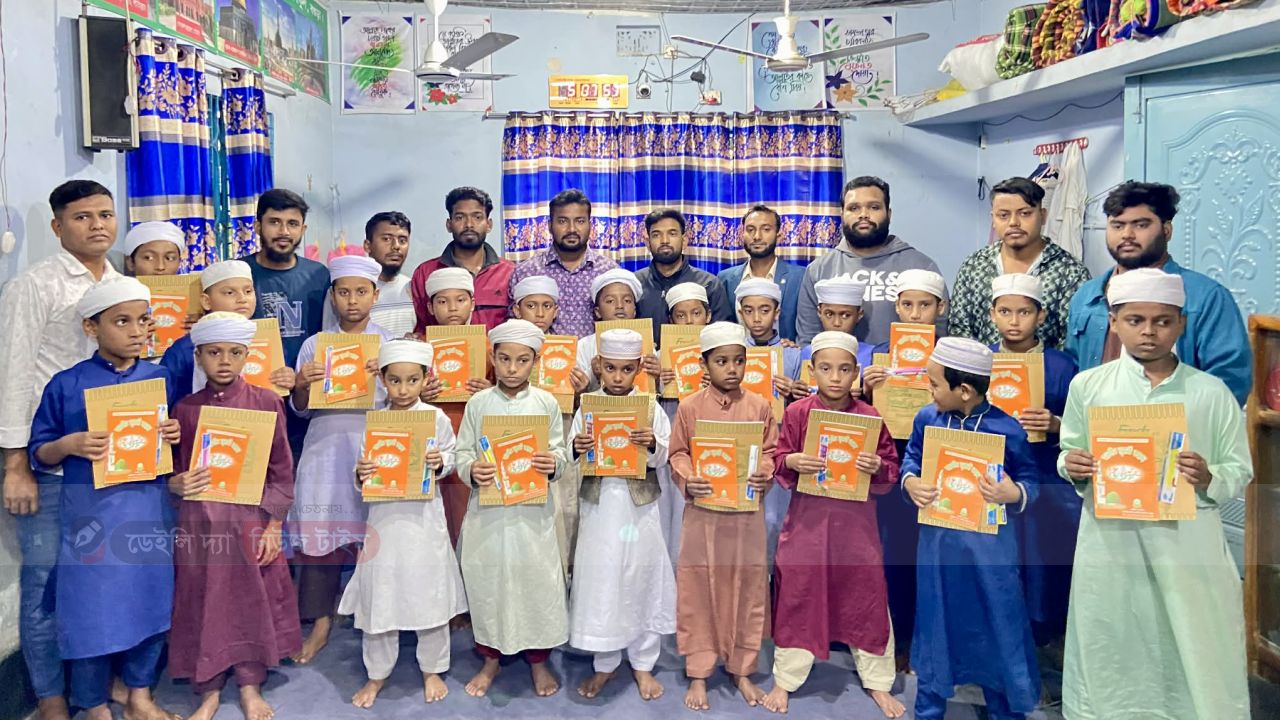 তারেক রহমানের ৬১তম জন্মদিনে বগুড়া সদর উপজেলা ছাত্রদলের দোয়া মাহফিল ও শিক্ষা উপকরণ বিতরণ 