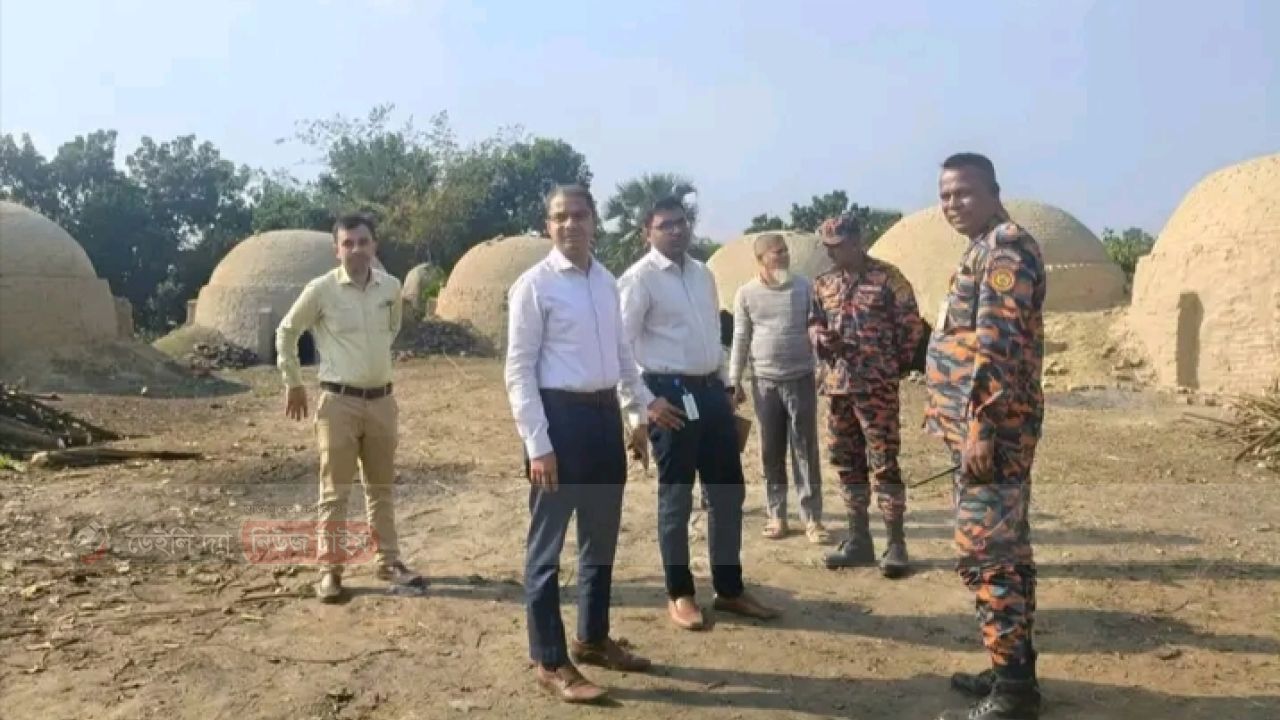 গাজীপুরের কাপাসিয়ায় গাছপালা কেটে অবৈধভাবে কয়লা উৎপাদন ও পরিবেশ দূষণের অভিযোগে অভিযান।