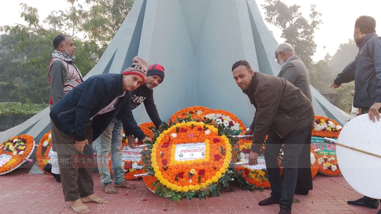 কাপাসিয়ায় উপজেলা প্রেসক্লাবের পক্ষ থেকে মহান বিজয় দিবসে উপজেলা শহীদ মিনারে বীর শহীদদের প্রতি শ্রদ্ধাঞ্জলি।