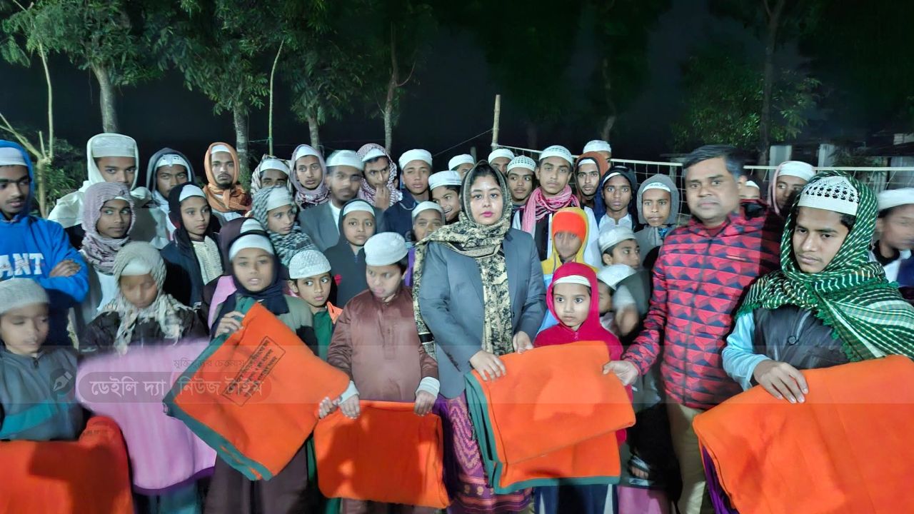  শীতার্ত অসহায় এতিম শিশুদের পাশে দাঁড়িয়েছে কাপাসিয়া উপজেলা প্রশাসন।