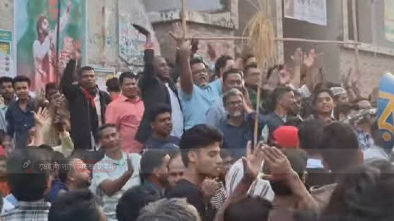 উৎসবমুখর পরিবেশে বসুরহাটে ফখরুল ইসলামের নির্বাচনী মিছিল