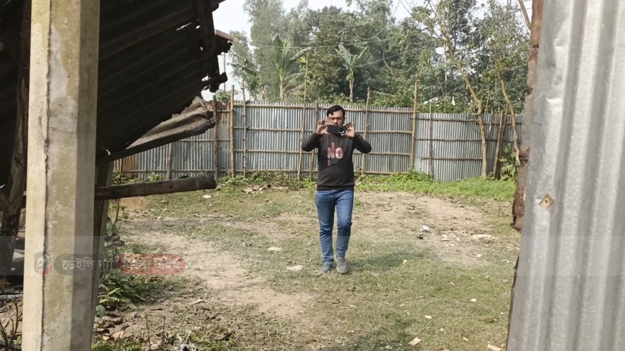 জোরপূর্বক  জমি দখলের চেষ্টা 
