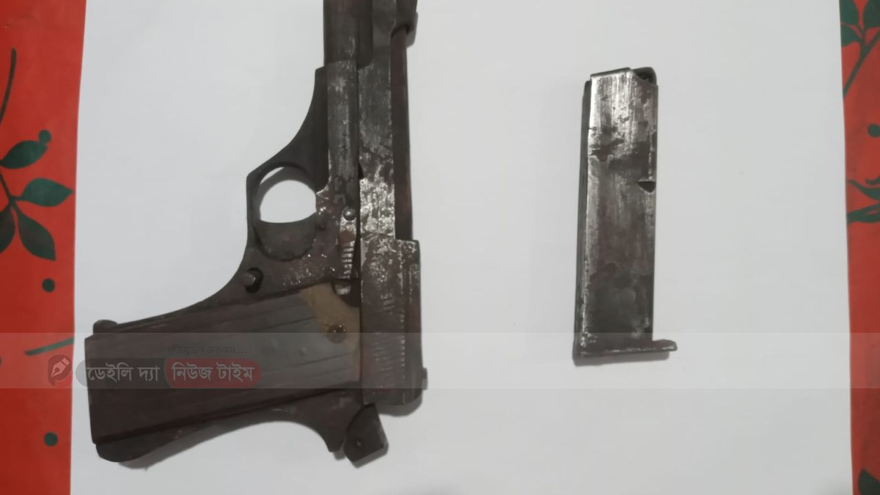 নীলফামারীর জলঢাকায় সেনাবাহিনী ও র&zwj;্যাবের যৌথ অভিযানে বিদেশি পিস্তল উদ্ধার