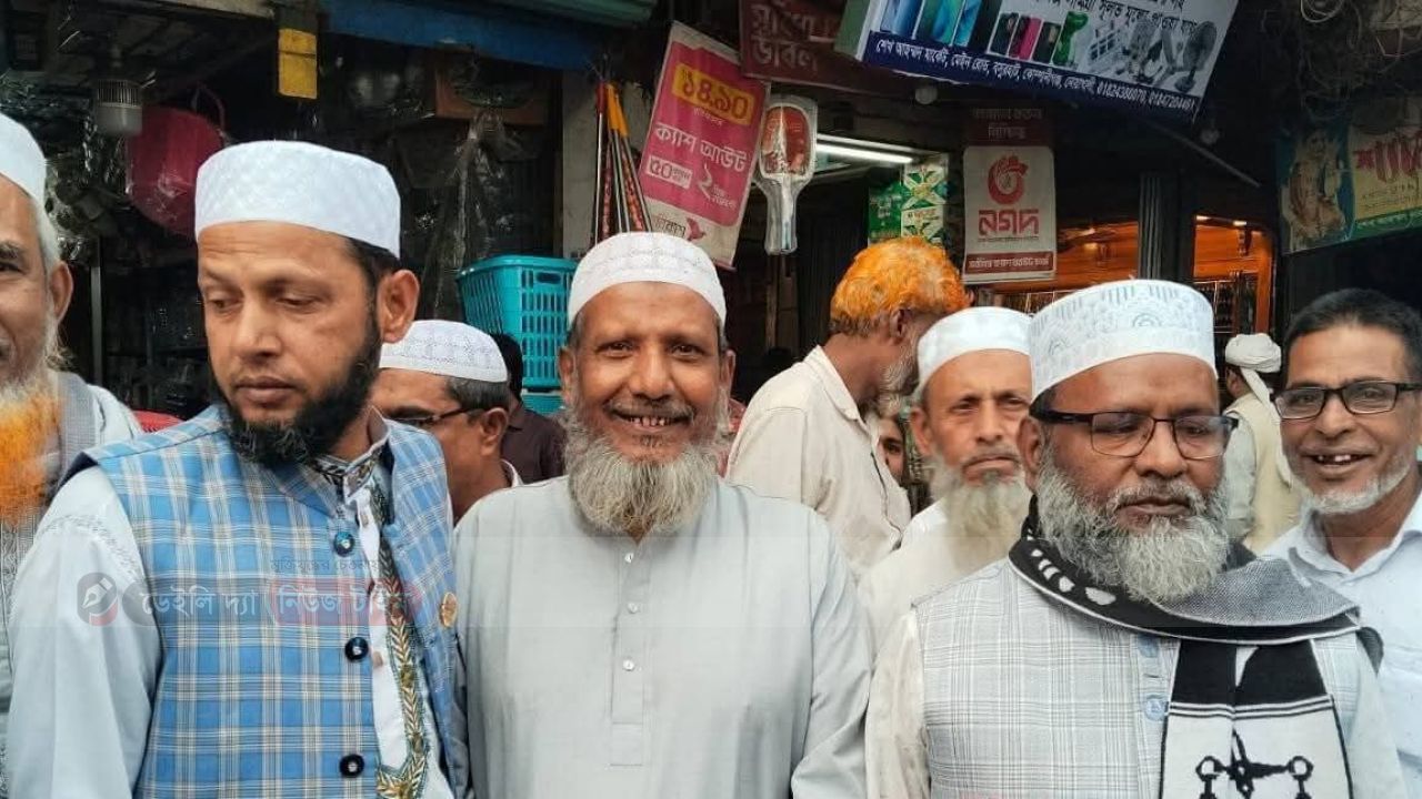 বসুরহাট বাজারে জামায়াত প্রার্থীর গণজোয়ার &lsquo;দাঁড়িপাল্লা&rsquo; প্রতীকে ভোট চাইতে ব্যবসায়ী ও সাধারণ মানুষের সঙ্গে সরাসরি মতবিনিময়