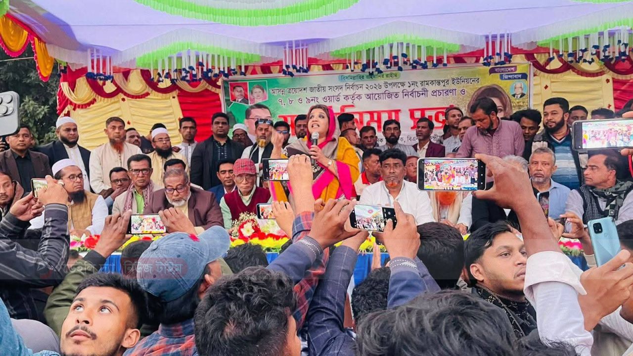 সালথায় সড়কে বালুর বস্তা ফেলে শামা ওবায়েদের গাড়ি আটকিয়ে দেয়ার অভিযোগ