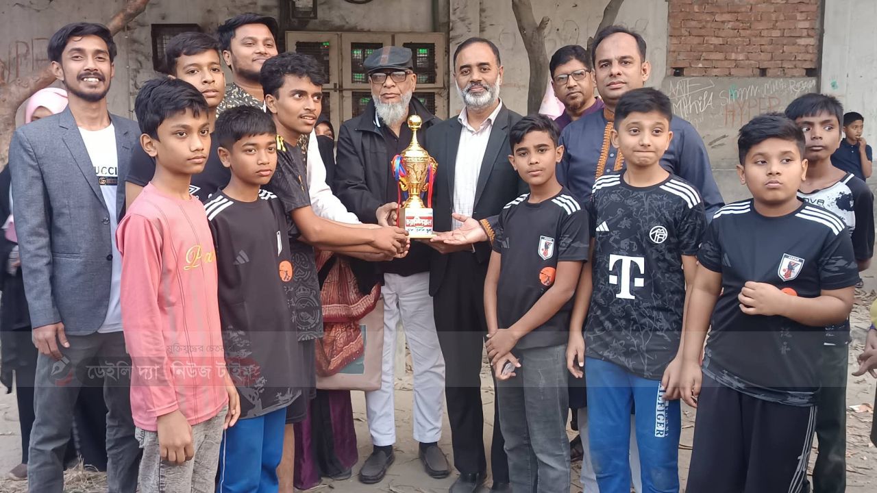 টঙ্গীতে আল- হেলাল স্কুলের শিক্ষার্থীদের প্রীতি ফুটবল ম্যাচ অনুষ্ঠিত 