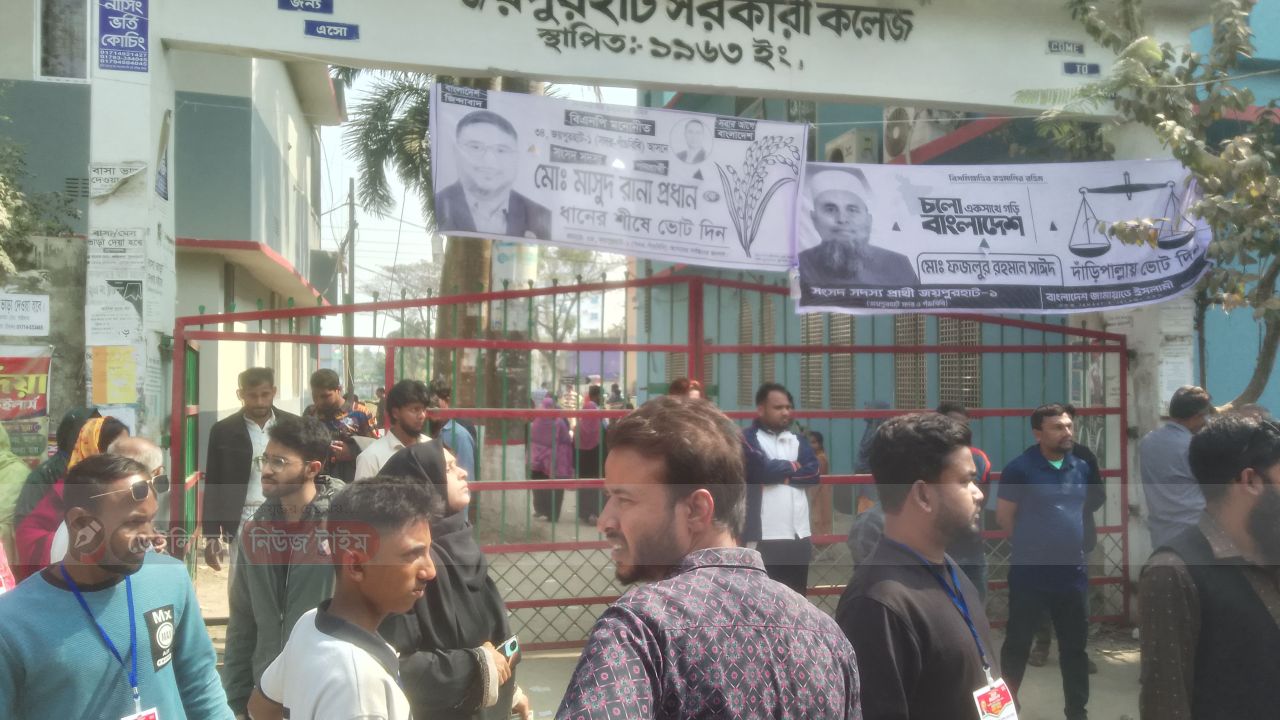 উৎসবমূখর পরিবেশে জয়পুরহাটে চলছে ভোট গ্রহন