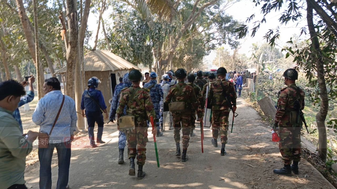 সালথা-বোয়ালমারী উপজেলাবাসীর মধ্যে সংঘর্ষ, অগ্নিসংযোগ ও ভাংচুর