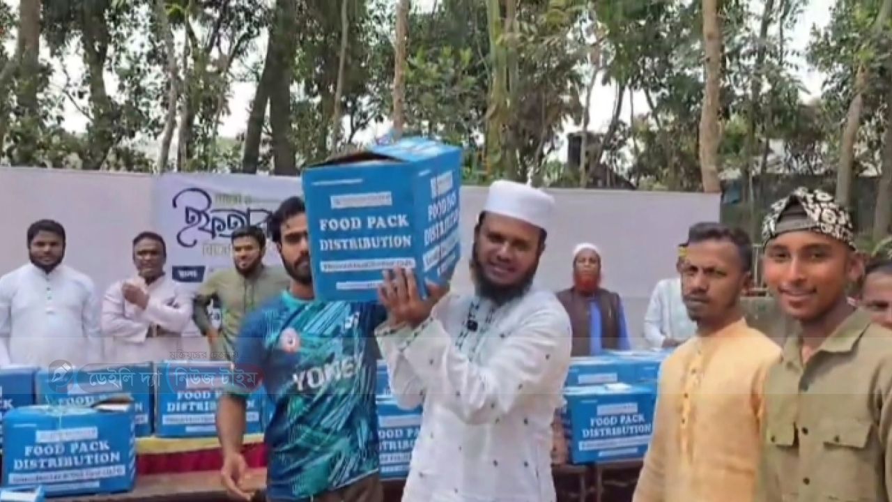 কাপাসিয়ায় রমজানের উপহার নিয়ে মানবিক উদ্যোগ এমপি মু' সালাহউদ্দিন আইয়ুবী।
