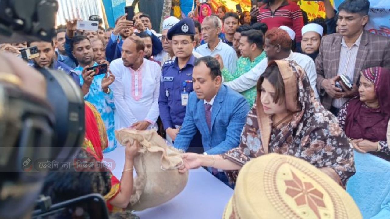 সালথায় আগুনে পুড়ে সর্বস্ব হারানো পরিবারের পাশে: পররাষ্ট্র প্রতিমন্ত্রী শামা ওবায়েদ
