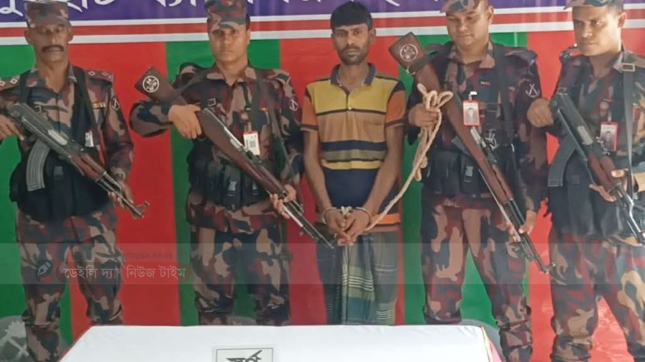জয়পুরহাটে পাঁচবিবি সীমান্তে স্বর্ন সহ পাচারকারী আটক
