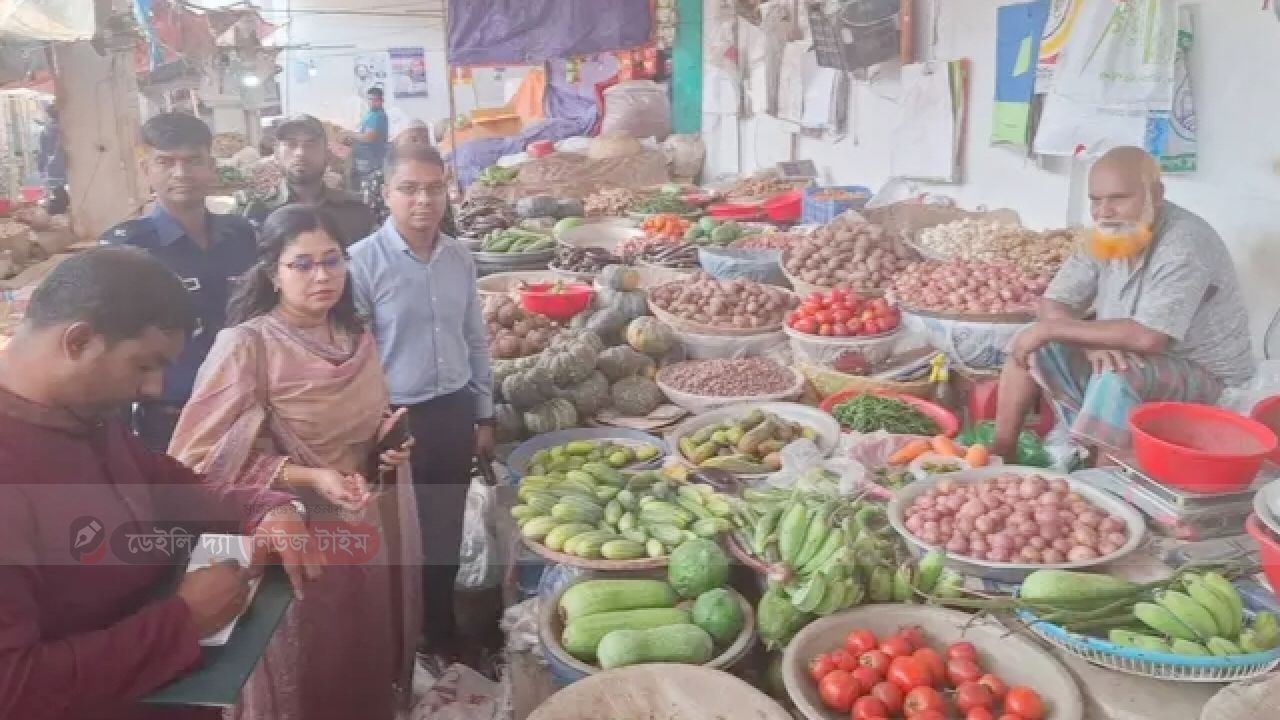 নিত্যপণ্যের বাজারে শৃঙ্খলা আনতে কাপাসিয়ার আমরাইদ বাজারে মোবাইল কোর্ট।