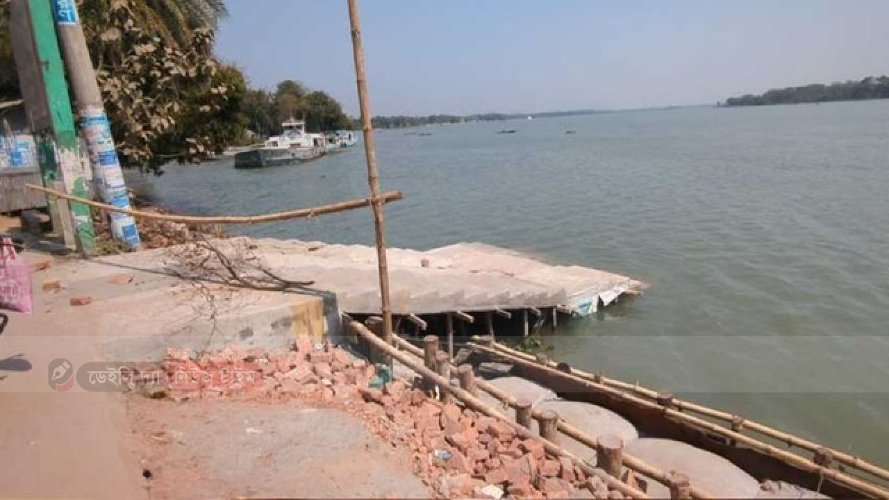 ঝালকাঠি কলেজ খেয়াঘাটে নির্মিত ঘাটলা উদ্বোধনের আগেই ফাটল