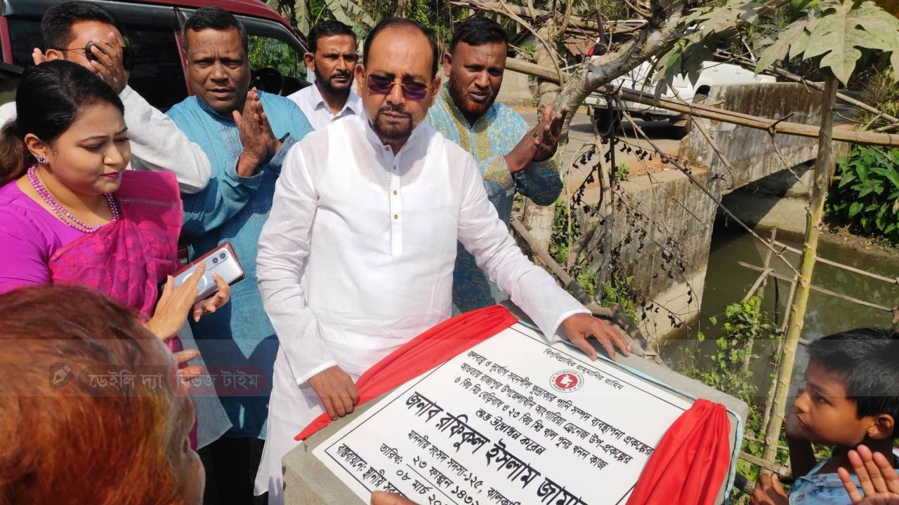 রাজাপুরের আংগারিয়া খাল খনন কাজের উদ্বোধন করলেন এমপি জামাল