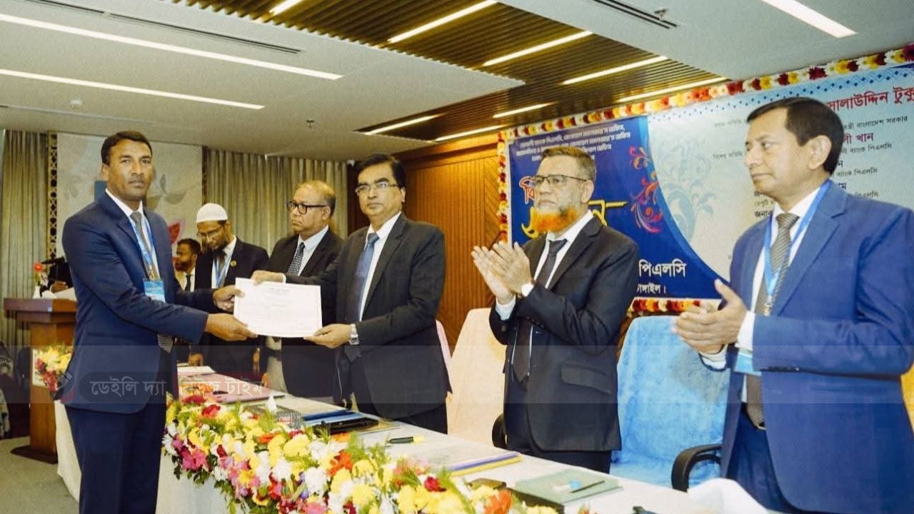 রৌমারী সোনালী ব্যাংকের ম্যানেজারের সাফল্য: প্রধান কার্যালয়ের বিশেষ কর্মসূচিতে সম্মাননা