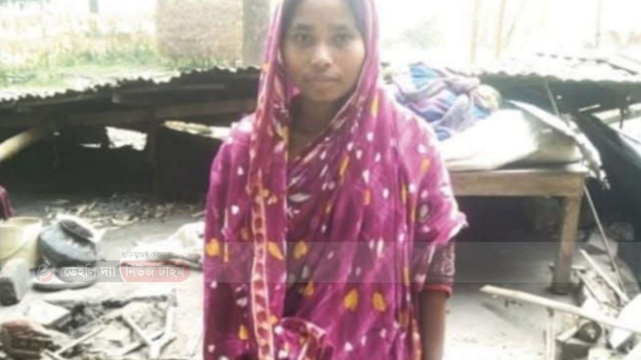 বাঁশের খুঁটির অভাবে রেখা রানীর রাত কাটে খোলা আকাশের নিচে।
