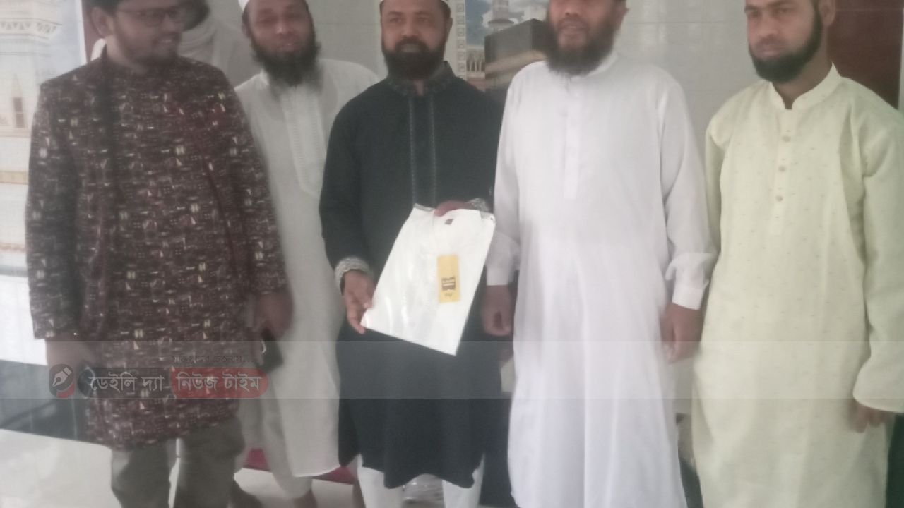 ঈদ উপহার বিতরণ করলেন কর্মীদের জামায়াতে ইসলামীর রোকন সদস্য হাফেজ মোহাম্মদ শহীদুল্লাহ 