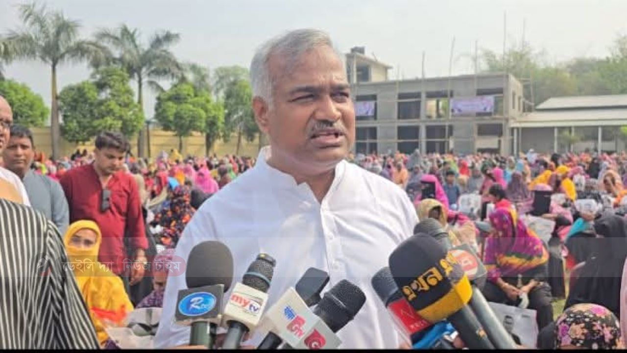 আশুলিয়ায় ৫ হাজার মানুষের মাঝে ঈদ উপহার বিতরণ করলেন মোহাম্মদ আইয়ুব খান