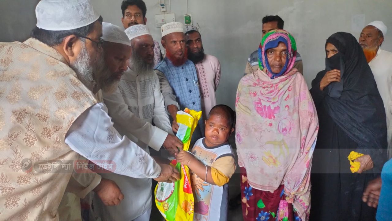 ভূরুঙ্গামারীতে ঈদ উপলক্ষে প্রতিবন্ধীদের মধ্যে খাদ্য সামগ্রী বিতরন 