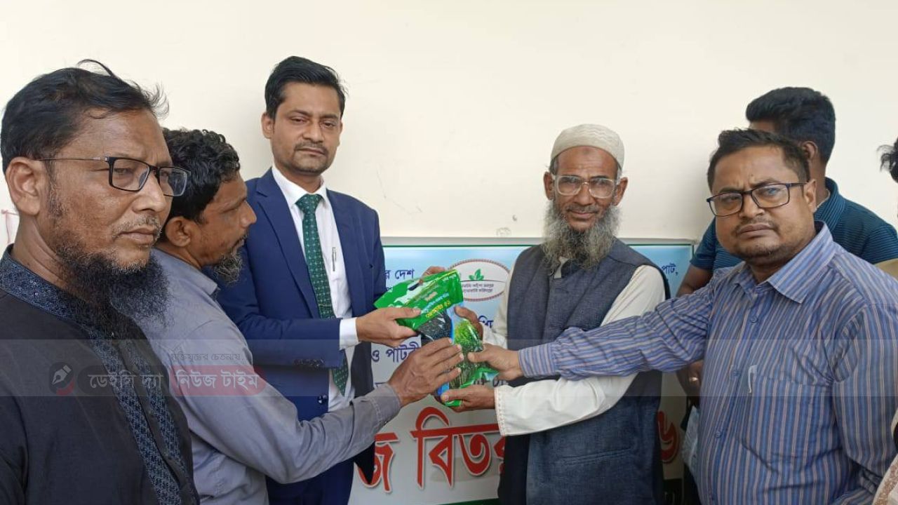 সালথায় চাষিদের মাঝে বিনামূল্যে পাট বীজ বিতরণ