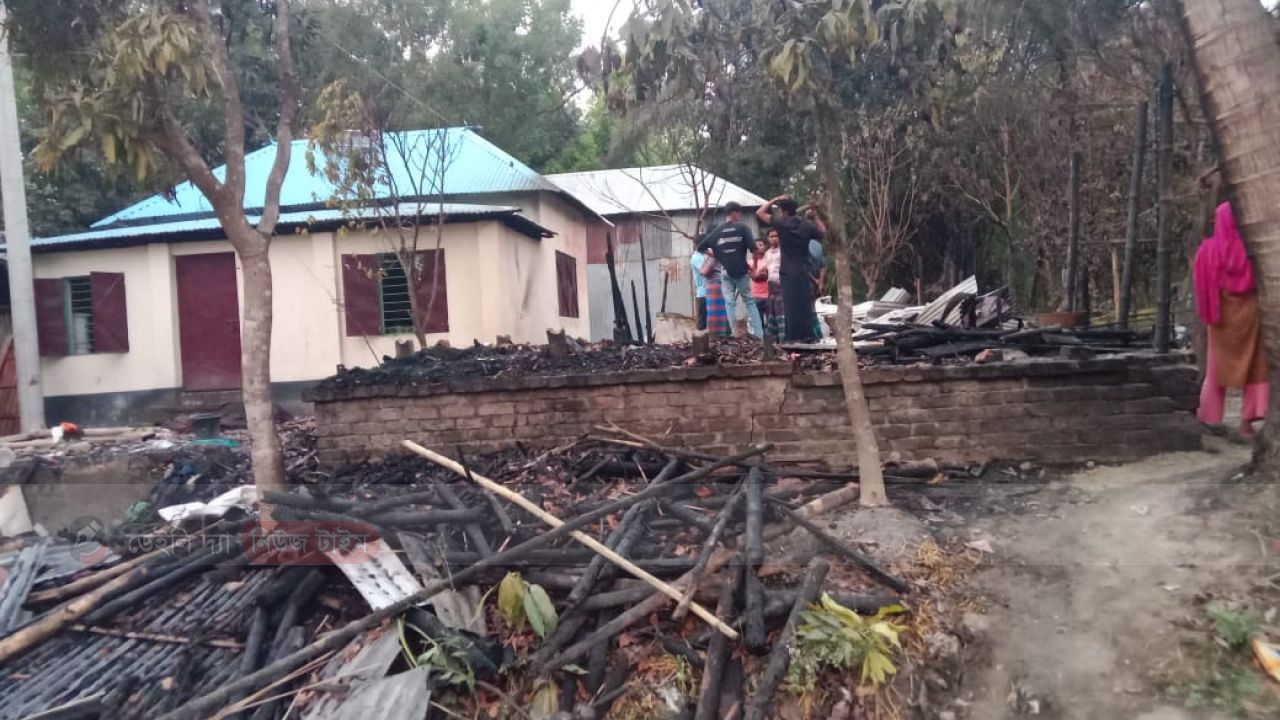 সালথায় আগু&zwnj;নে পুড়ে ছাই ৩ কৃষ&zwnj;কের বসতবা&zwnj;ড়ি