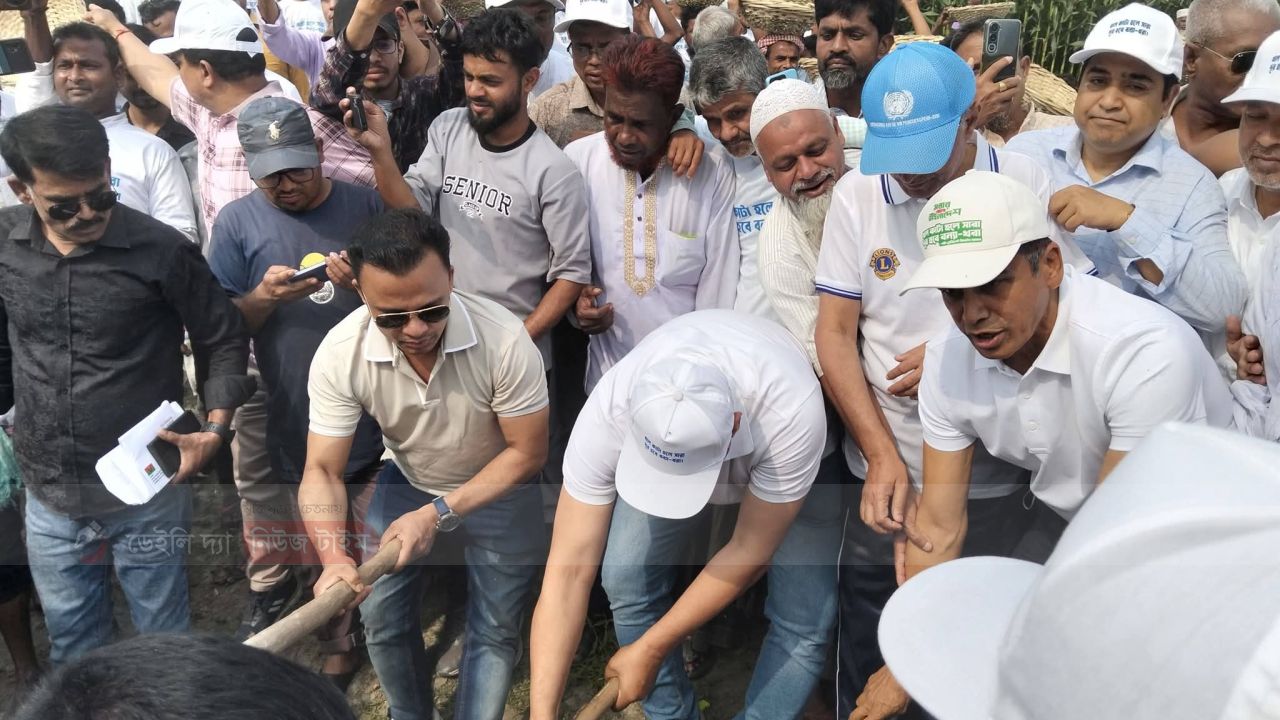 জলবায়ু পরিবর্তনের ঝুঁকি মোকাবিলায় গংগাচড়ায় শুরু হলো বিশাল খাল খনন প্রকল্প