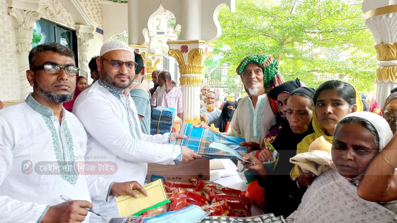 সালথায় হাজী আব্দুছ ছোবাহান মাতুব্বর ফাউন্ডেশনের উদ্যোগে ব্যাপক পরিসরে ঈদ উপহার বিতরণ