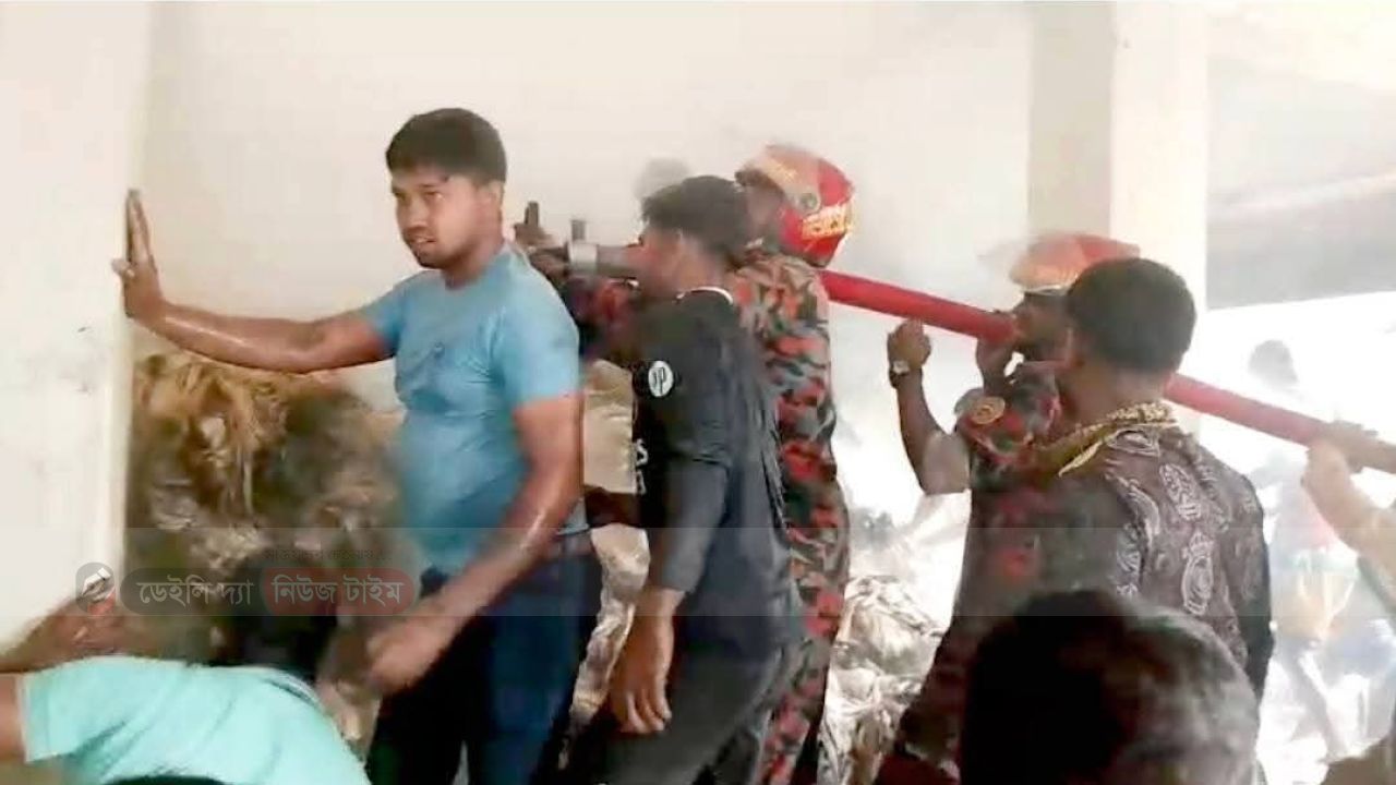 সালথায় বিদ্যুতের তার ছিড়ে পড়ে পাটের গোডাউনে আগুন: ৩০ লাখ টাকার ক্ষতি