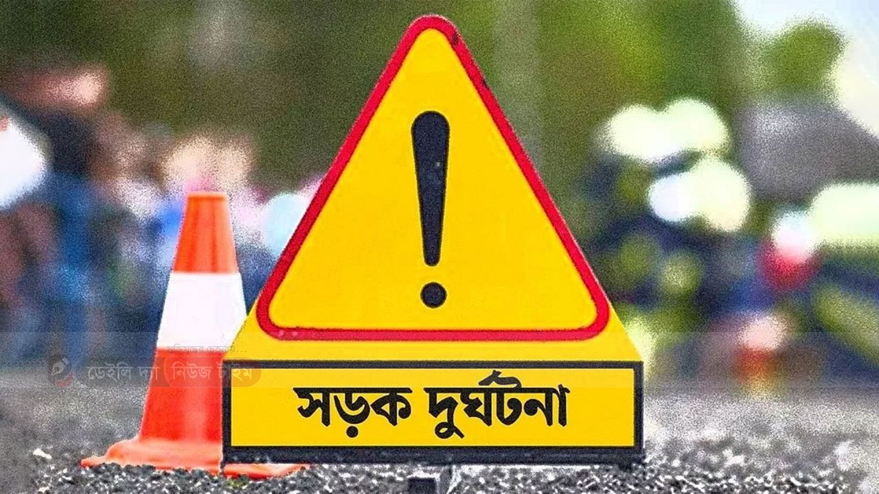 শিশুর হাতে মোটরসাইকেল, ডোমারে অল্পের জন্য বড় দুর্ঘটনা